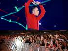 Hàng ngàn khán giả gọi tên Sơn Tùng M-TP 'áo len đỏ, kính râm đen' vừa nhảy vừa hát