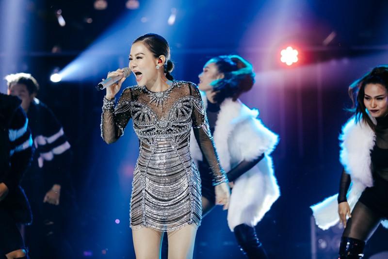 Váy sexy trưởng thành của Quỳnh Anh Shyn hóa ra được diva Thu Minh mặc từ 5 tháng trước-7