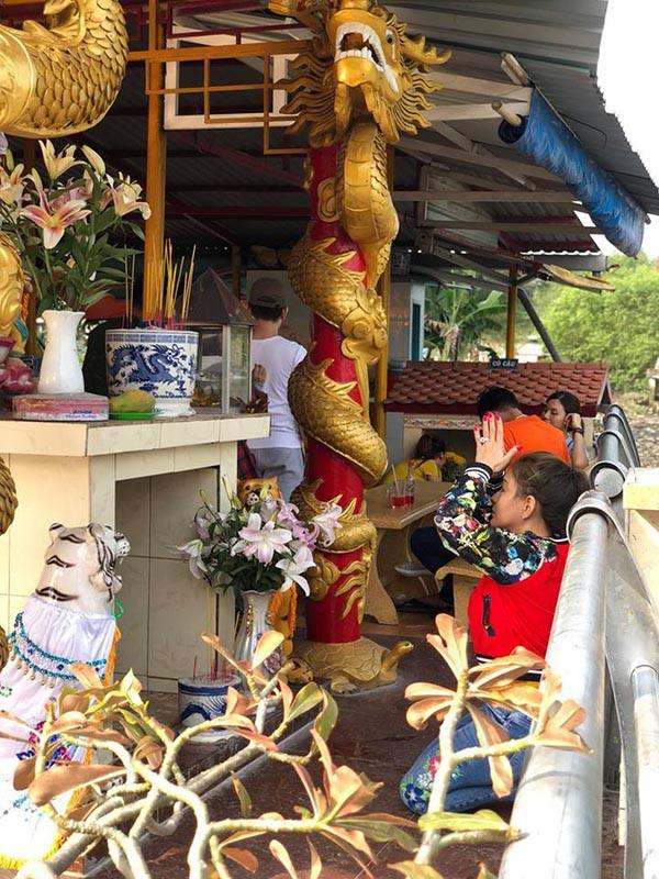 Lê Giang đi chùa cầu bình an sau ồn ào tố chồng cũ Duy Phương bạo hành trên truyền hình-1