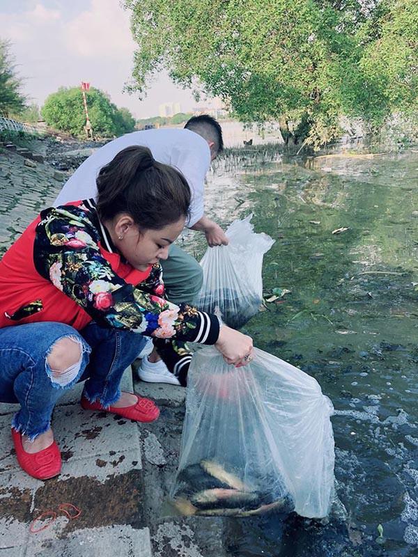 Lê Giang đi chùa cầu bình an sau ồn ào tố chồng cũ Duy Phương bạo hành trên truyền hình-3