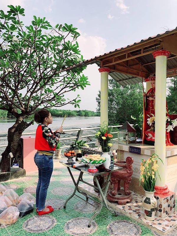 Lê Giang đi chùa cầu bình an sau ồn ào tố chồng cũ Duy Phương bạo hành trên truyền hình-4