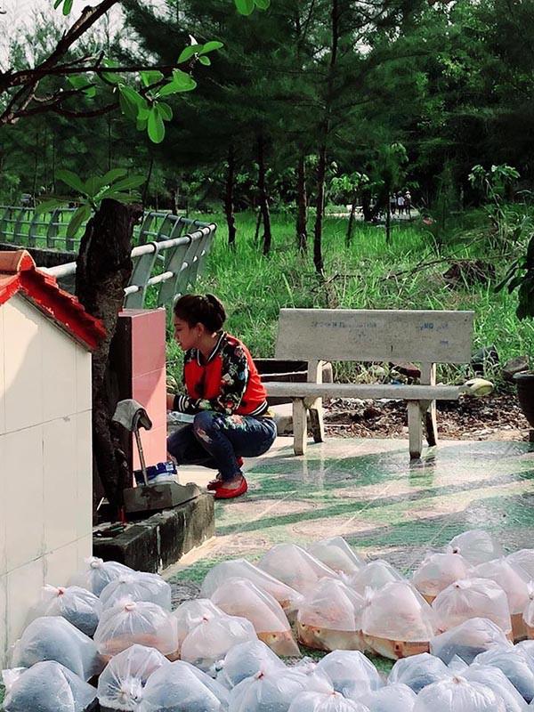 Lê Giang đi chùa cầu bình an sau ồn ào tố chồng cũ Duy Phương bạo hành trên truyền hình-5