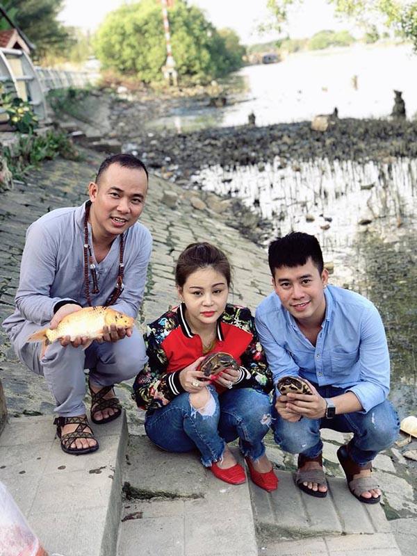 Lê Giang đi chùa cầu bình an sau ồn ào tố chồng cũ Duy Phương bạo hành trên truyền hình-6