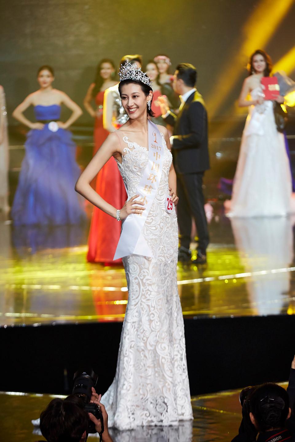 Những hoa hậu Trung Quốc bị chê giống đàn ông mặc váy trên đấu trường quốc tế-1