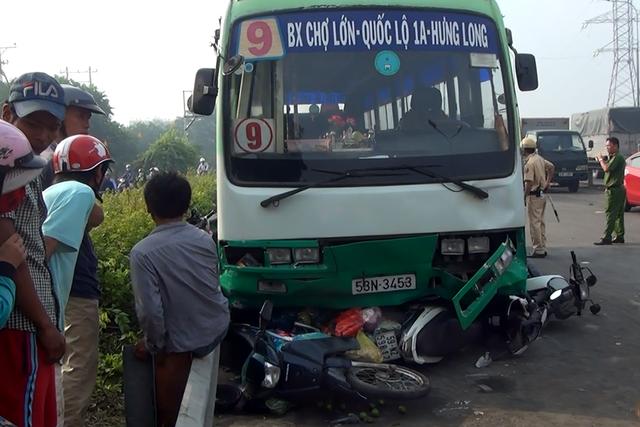 Sáng ngày 8/12 xảy ra vụ tai nạn giao thông nghiêm trọng ở TP HCM: Xe bus số 9 mang BKS 53N-3453 chạy tuyến bến xe Chợ Lớn – quốc lộ 1A- Hưng Long mất phanh, cuốn theo nhiều người và xe máy vào gầm khi lao xuống dốc cầu Bình Điền, huyện Bình Chánh. Sau tai nạn, nhiều người nằm bất động, bị thương dưới gầm xe buýt may mắn được người dân giải cứu đưa đi bệnh viện cấp cứu.