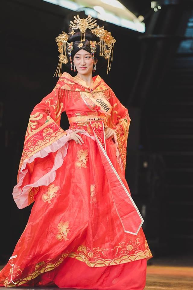 Những hoa hậu Trung Quốc bị chê giống đàn ông mặc váy trên đấu trường quốc tế-4