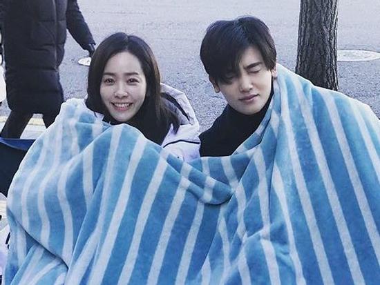 Sao Hàn 9/12: Han Ji Min thân mật bên trai trẻ Park Hyung Sik