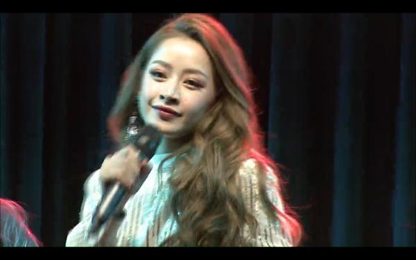 Chi Pu ôm từng fan trên sân khấu, nhảy hit của BlackPink tại Fanmeeting Hàn Quốc-2