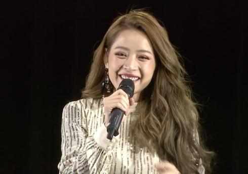 Chi Pu ôm từng fan trên sân khấu, nhảy hit của BlackPink tại Fanmeeting Hàn Quốc-6