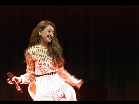 Chi Pu ôm từng fan trên sân khấu, nhảy hit của BlackPink tại Fanmeeting Hàn Quốc-14