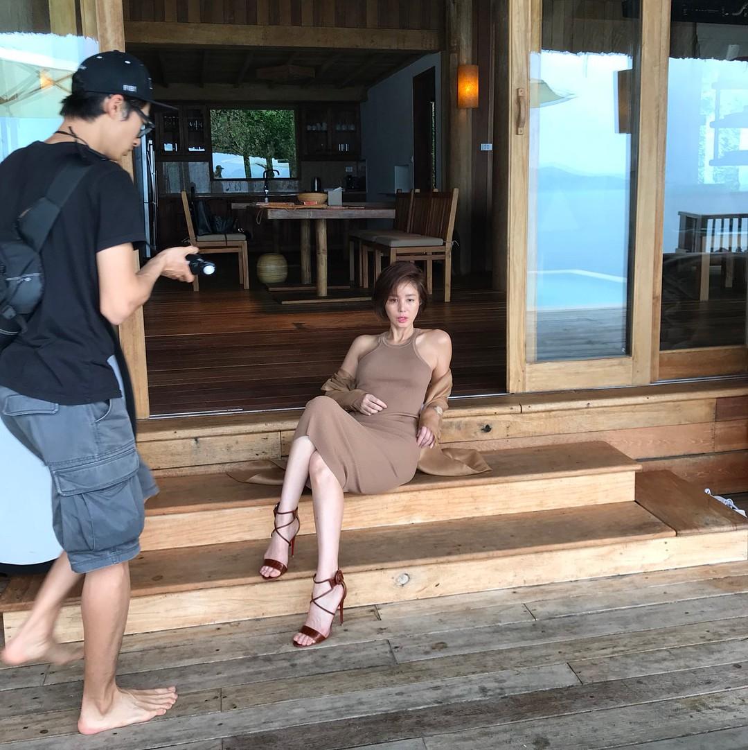 Mẹ Kim Tan khoe dáng nuột nà khó tin ở tuổi 50 tại Nha Trang-1