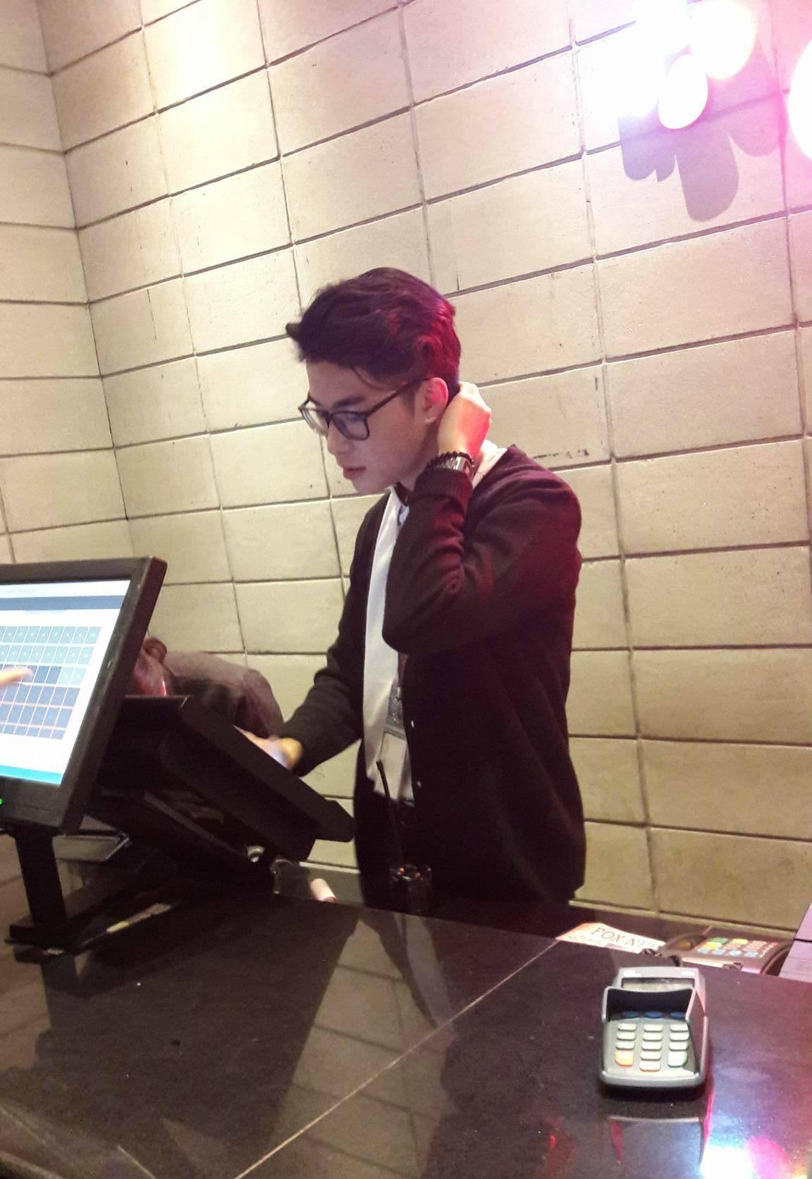 Ảnh chụp lén đẹp trai, chàng nhân viên rạp chiếu phim ở Hà Nội khiến hàng loạt cô gái nhận là chồng-2