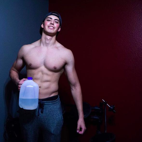 Chàng người mẫu Thái khiến chị em phát sốt vì từ mặt đến body - cái gì cũng hoàn hảo!-2