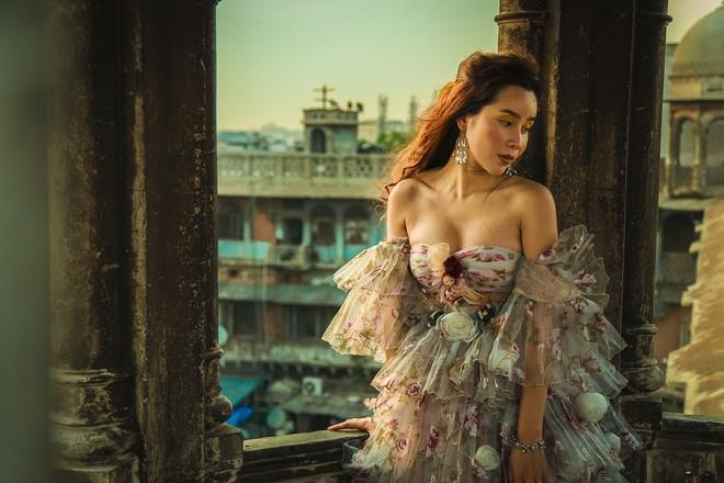 Từ sau khi nâng ngực, các người đẹp này diện đồ táo bạo hơn hẳn-3