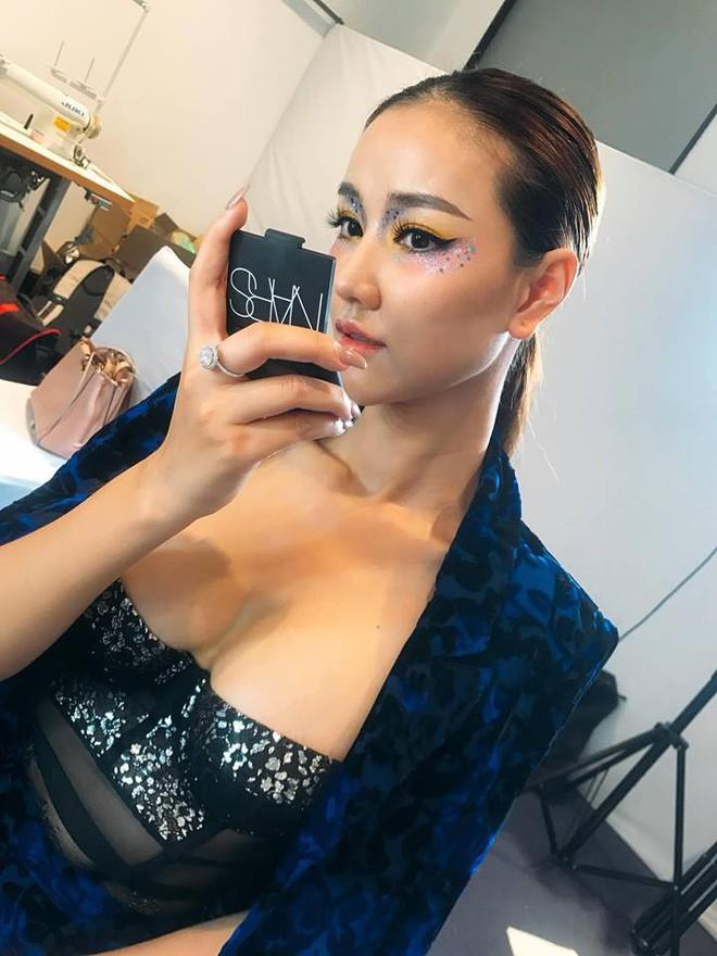 Từ sau khi nâng ngực, các người đẹp này diện đồ táo bạo hơn hẳn-9