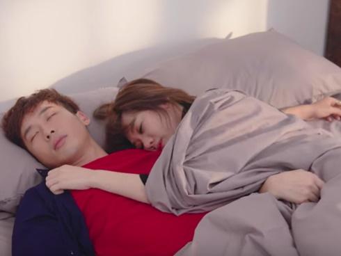 Trấn Thành ân cần chăm sóc Hari Won bên giường bệnh-9