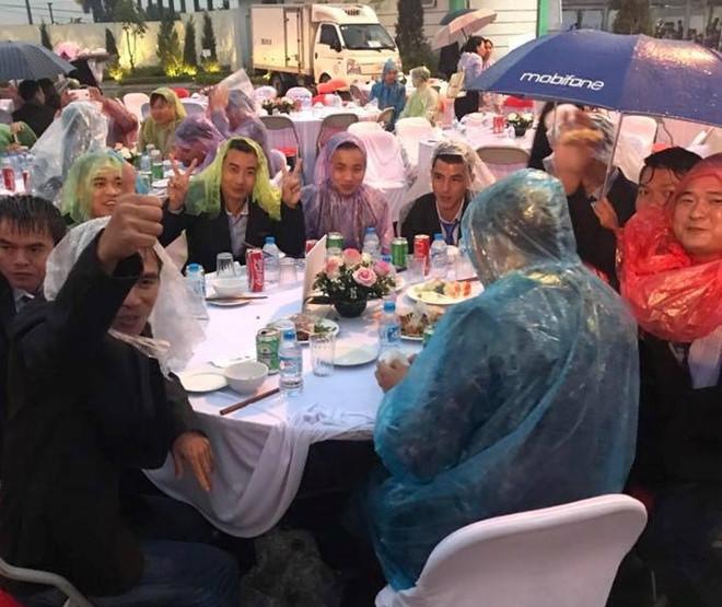 Đám cưới kéo dài 15 ngày, quan khách trùm áo mưa ăn cỗ ồn ào nhất 2017-5