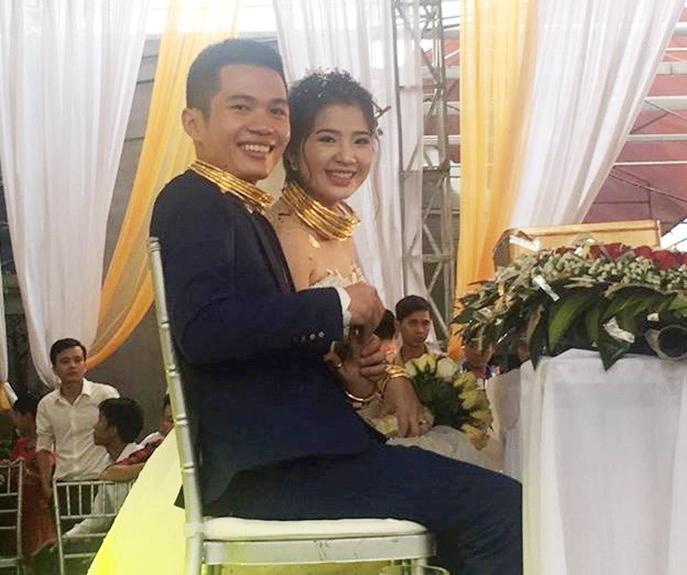 Đám cưới kéo dài 15 ngày, quan khách trùm áo mưa ăn cỗ ồn ào nhất 2017-13