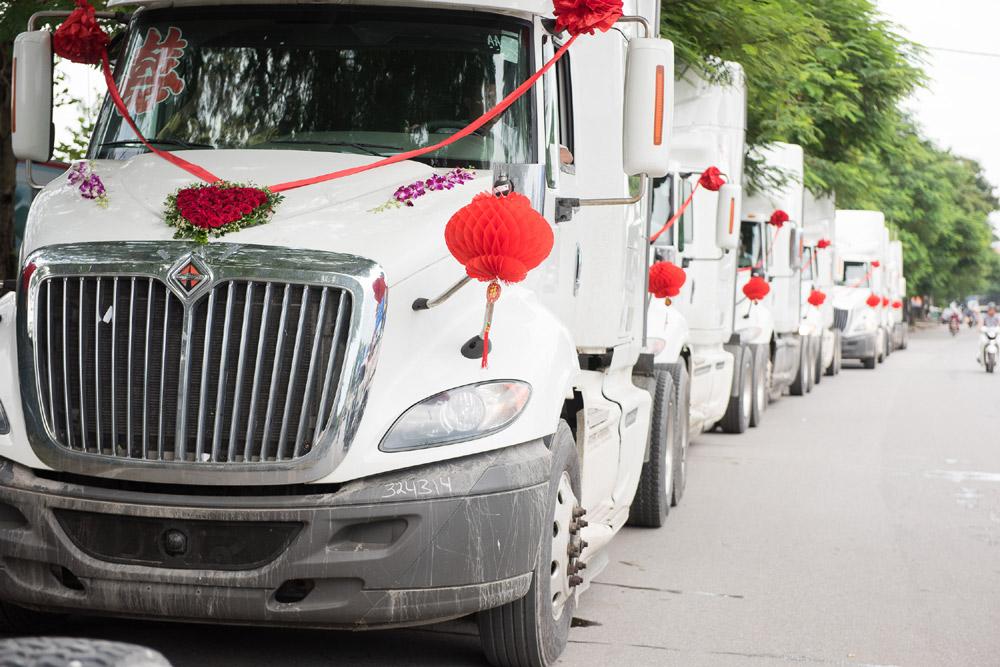 Đám cưới kéo dài 15 ngày, quan khách trùm áo mưa ăn cỗ ồn ào nhất 2017-14