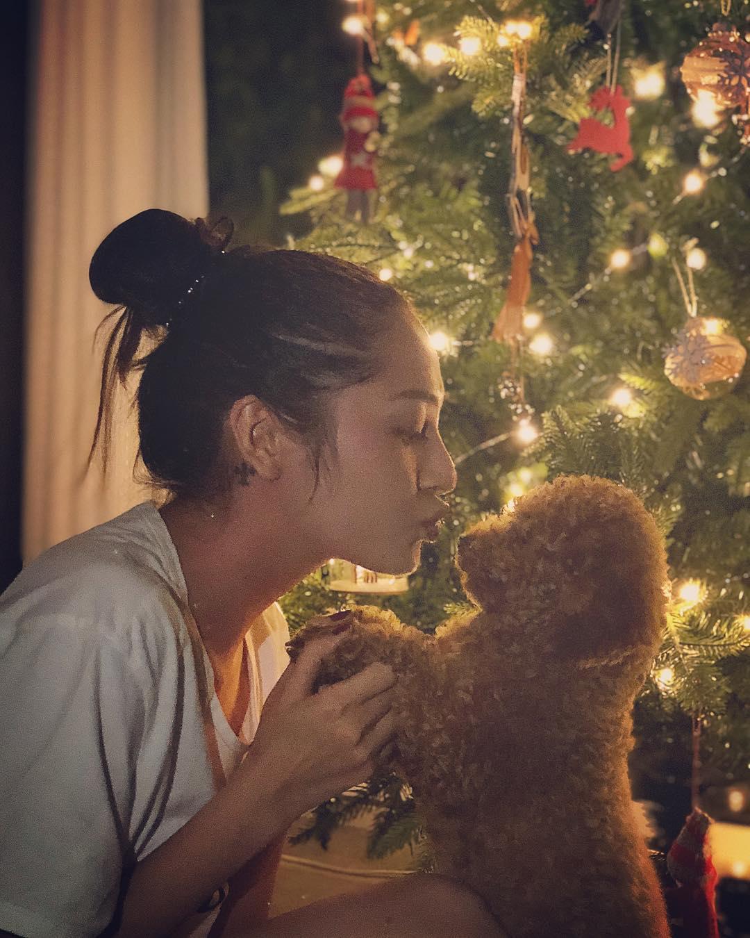 Tin sao Việt: Văn Mai Hương e ấp tình tứ bên trai lạ-5