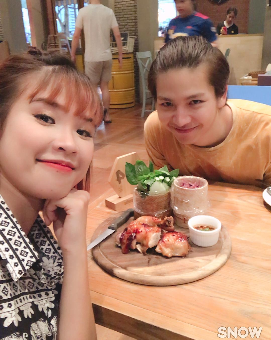 Tin sao Việt: Văn Mai Hương e ấp tình tứ bên trai lạ-3