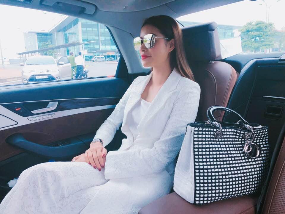 Tin sao Việt: Văn Mai Hương e ấp tình tứ bên trai lạ-8