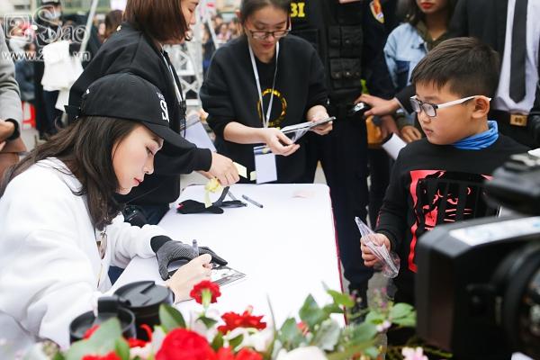 Mỹ Tâm sưởi ấm trái tim hàng ngàn người hâm mộ giữa trời gió rét Hà Nội-10