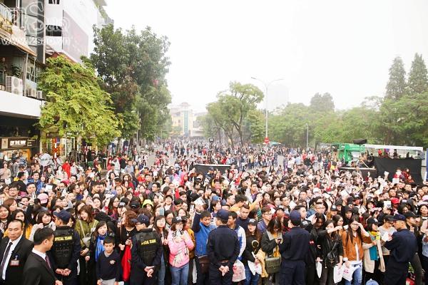 Mỹ Tâm sưởi ấm trái tim hàng ngàn người hâm mộ giữa trời gió rét Hà Nội-2