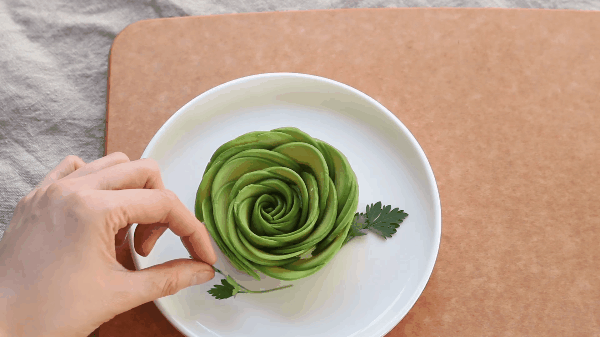 Xếp quả bơ thành bông hoa đẹp chỉ với vài bước đơn giản-4