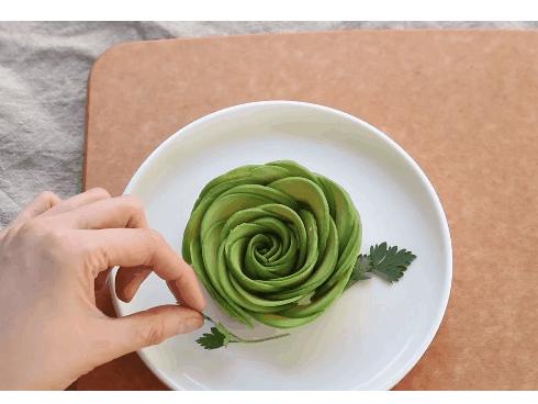 Xếp quả bơ thành bông hoa đẹp chỉ với vài bước đơn giản