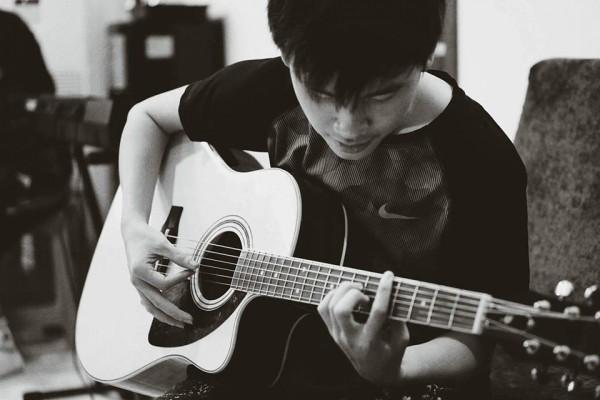 Hai nam sinh vừa đàn vừa hát loạt hit Vpop trong lớp học đốn tim người nghe-2