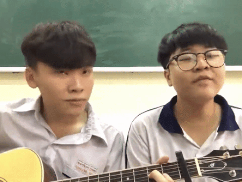 Hai nam sinh vừa đàn vừa hát loạt hit Vpop trong lớp học 'đốn tim' người nghe