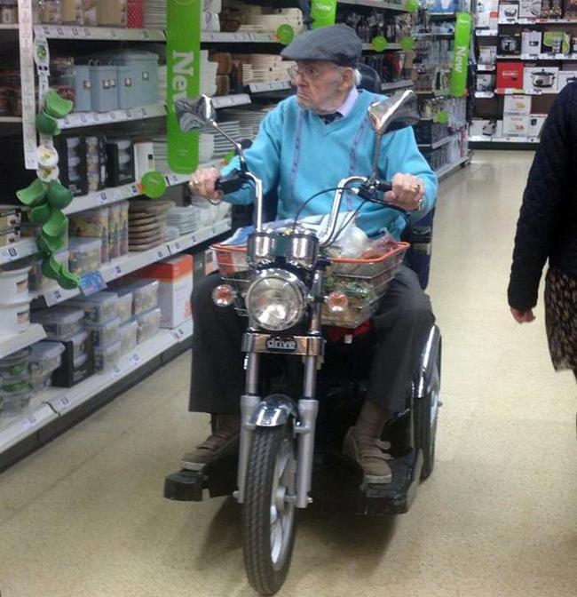 Hành động tự nhiên như ruồi của các nàng nơi công cộng-2