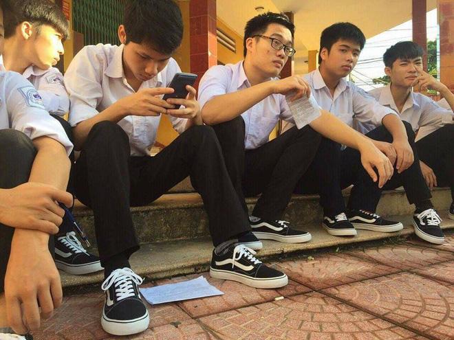 Áo quần đồng phục đã là gì, lớp nhà người ta còn đi cả giày đồng phục-4