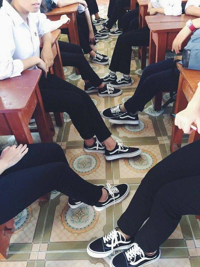 Áo quần đồng phục đã là gì, lớp nhà người ta còn đi cả giày đồng phục-3