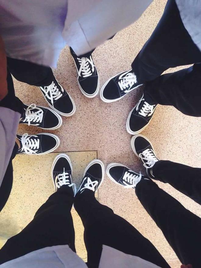 Áo quần đồng phục đã là gì, lớp nhà người ta còn đi cả giày đồng phục-6