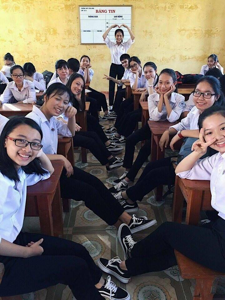 Áo quần đồng phục đã là gì, lớp nhà người ta còn đi cả giày đồng phục-2