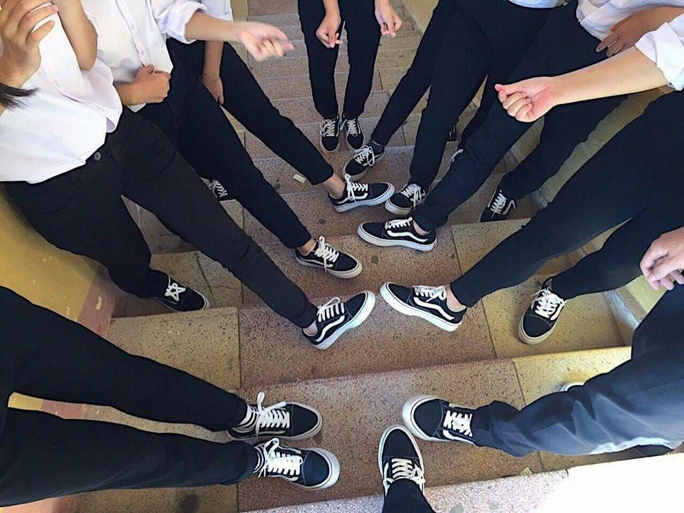 Áo quần đồng phục đã là gì, lớp nhà người ta còn đi cả giày đồng phục-8