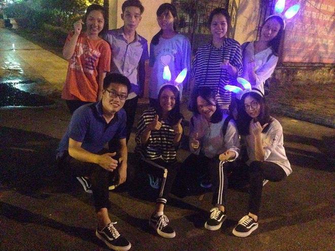 Áo quần đồng phục đã là gì, lớp nhà người ta còn đi cả giày đồng phục-9