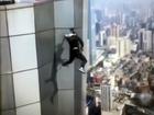 Công bố đoạn clip diễn viên Trung Quốc trượt tay, rơi từ tầng 62 xuống đất và tử vong