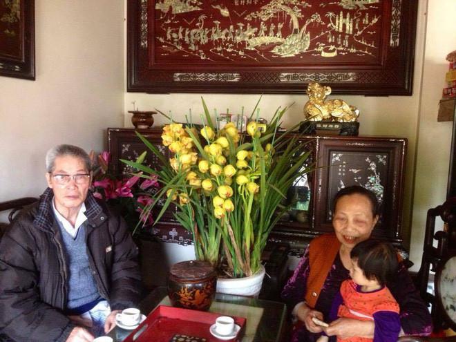 Ảnh cụ bà ôm người bạn đời bị bệnh từ phía sau lay động dân mạng-2