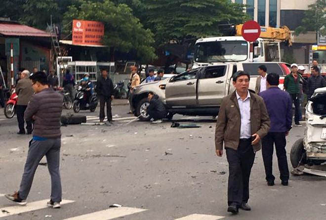 Ford Ranger lộn trên đường sau va chạm liên hoàn, một người tử vong-1