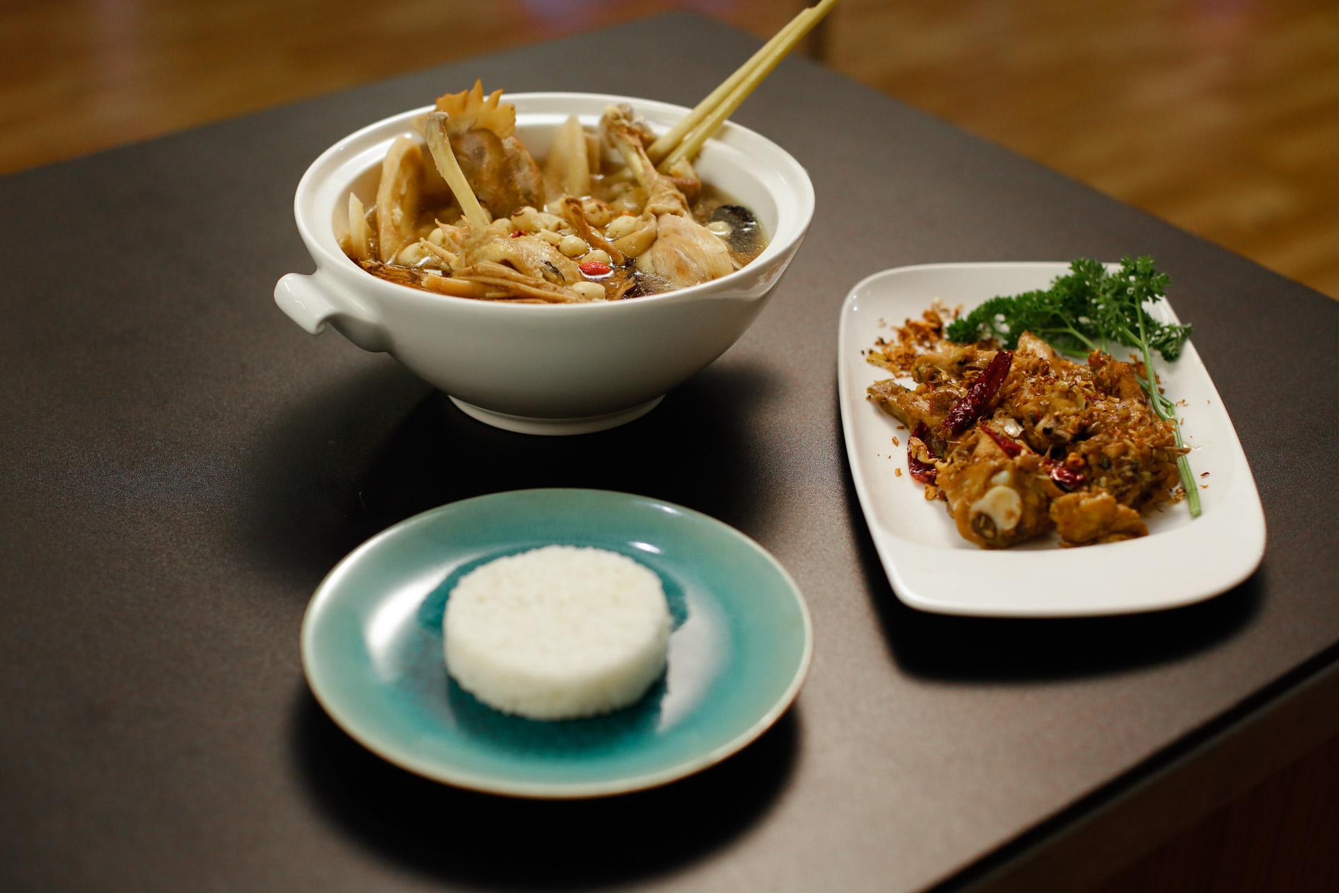 Cho rằng đề bài phi lý, Lý Quí Khánh bật tanh tách ban giám khảo Vua đầu bếp 2017-8