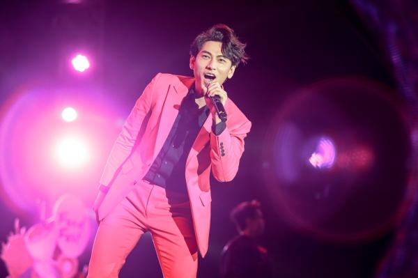 Isaac phá rào, nằm hẳn lên người fan để hát-1