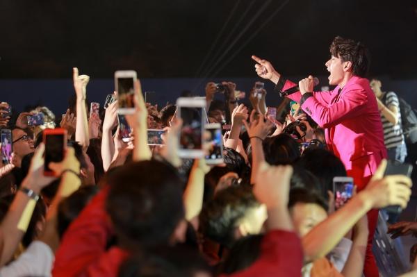 Isaac phá rào, nằm hẳn lên người fan để hát-2