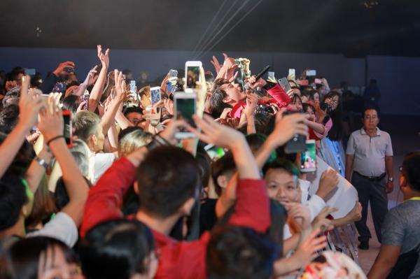 Isaac phá rào, nằm hẳn lên người fan để hát-3