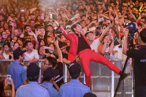 Isaac phá rào, nằm hẳn lên người fan để hát-6