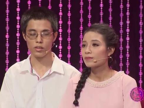 Cảm động trước nghị lực kiên cường cùng chuyện tình đẹp như cổ tích của chàng trai khiếm thị