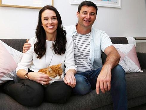 Chuyện ít biết về người đàn ông đứng sau nữ thủ tướng trẻ tuổi nhất thế giới