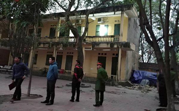 Sập lan can trường tiểu học, 13 HS nhập viện cấp cứu-2